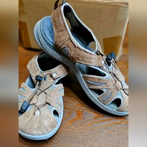 Clarks Women's Waves Sandals